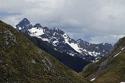 62 Zoom verso la Forcola di Valmora e, lontano, il Pizzo del Diavolo